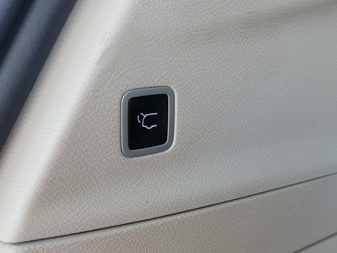 Used 2023 Chrysler Pacifica Touring-L FWD image 9