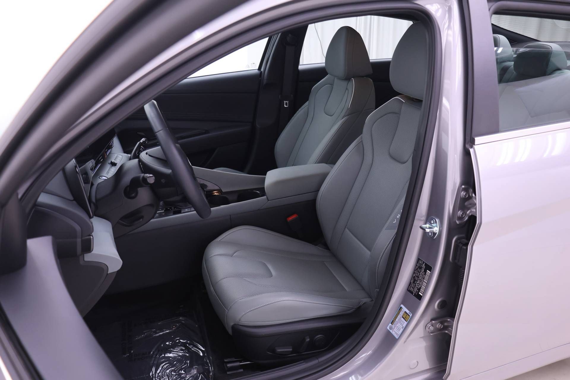 Used 2025 Hyundai Elantra Limited FWD image 4