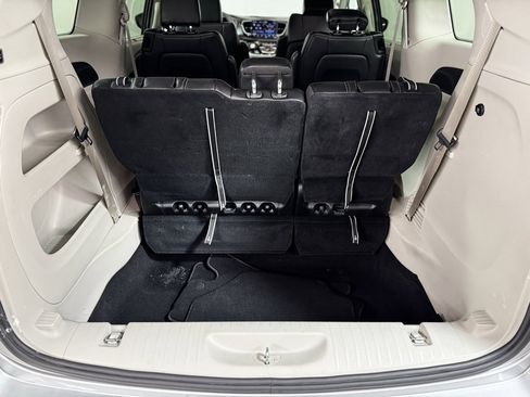 Used 2024 Chrysler Pacifica Touring-L image 8