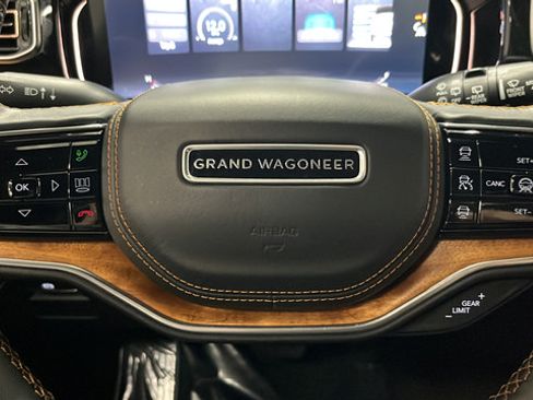 Used 2022 Jeep Grand Wagoneer Series III w/ Rear Seat Video Group 1 AWD/4WD image 16
