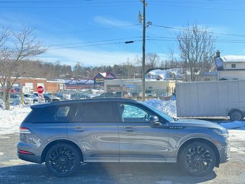 Used 2025 Lincoln Aviator Reserve w/ Luxury Package AWD/4WD image 4