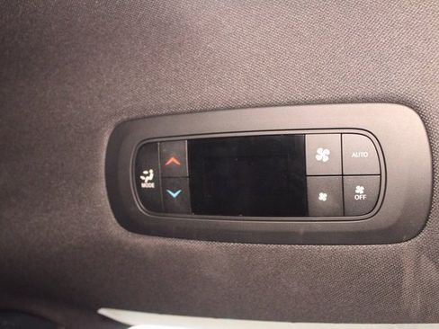 Used 2025 Chrysler Pacifica Select image 13