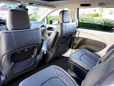 New 2023 Chrysler Pacifica Limited image 23