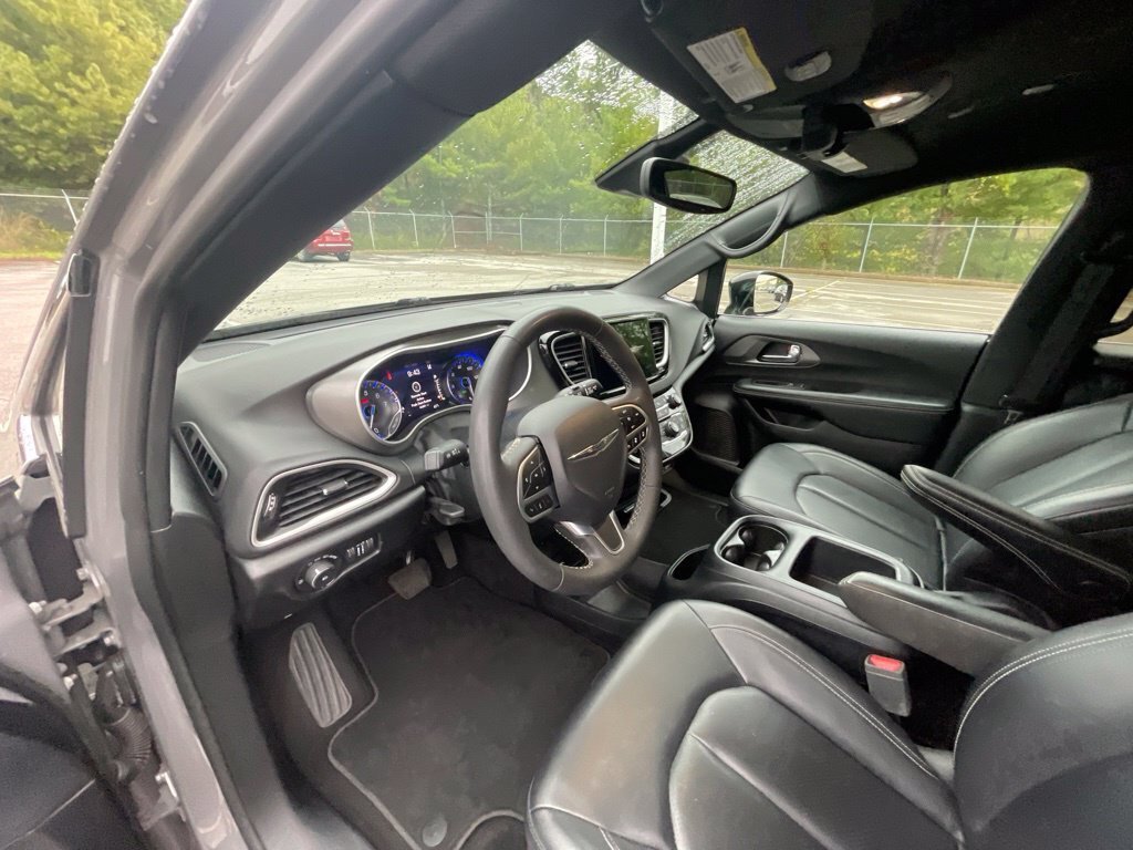 Used 2025 Chrysler Pacifica Select FWD image 18
