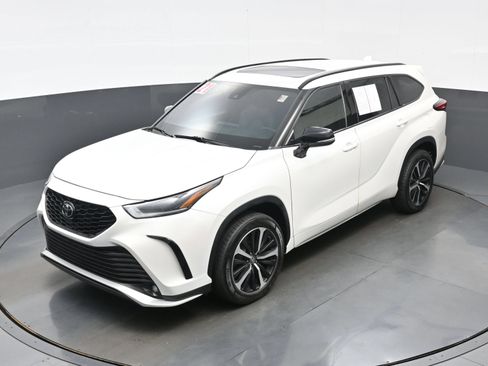 Used 2021 Toyota Highlander XSE AWD/4WD image 37