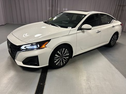 Used 2024 Nissan Altima 2.5 SV w/ SV Premium Package FWD image 3