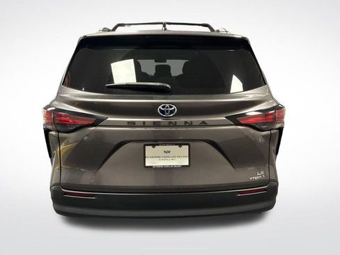 Used 2021 Toyota Sienna LE FWD image 4