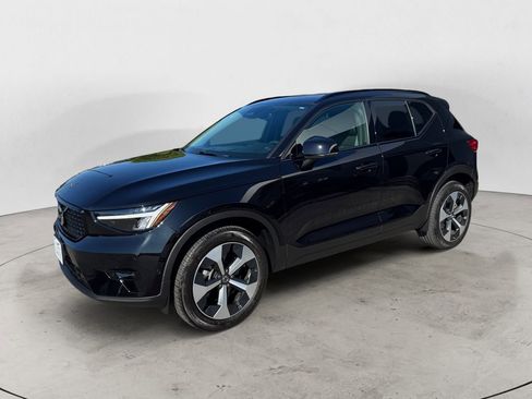 Certified 2024 Volvo XC40 B5 Plus w/ Protection Package Premier AWD/4WD image 2