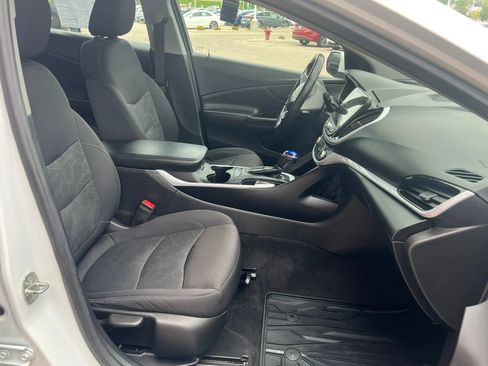 Used 2018 Chevrolet Volt LT w/ Comfort Package FWD image 8