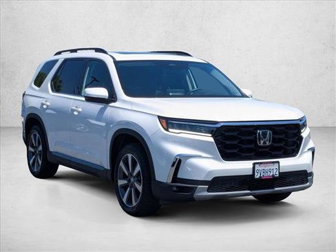 Used 2025 Honda Pilot Touring image 3