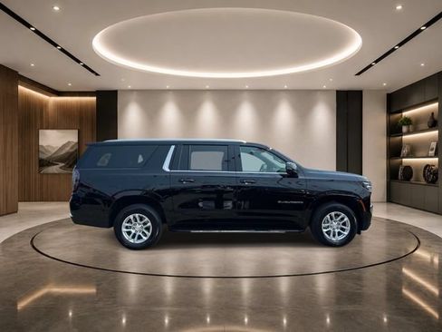 Used 2026 Chevrolet Suburban LT w/ Comfort Package AWD/4WD image 5