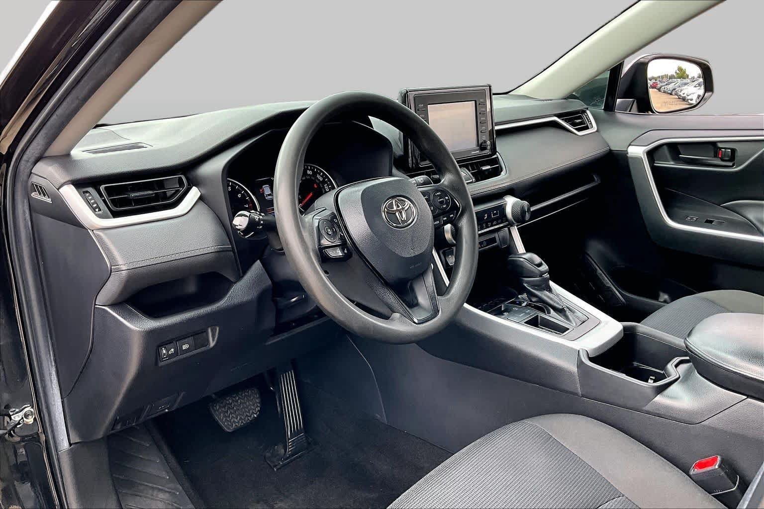 Used 2022 Toyota RAV4 LE FWD image 17