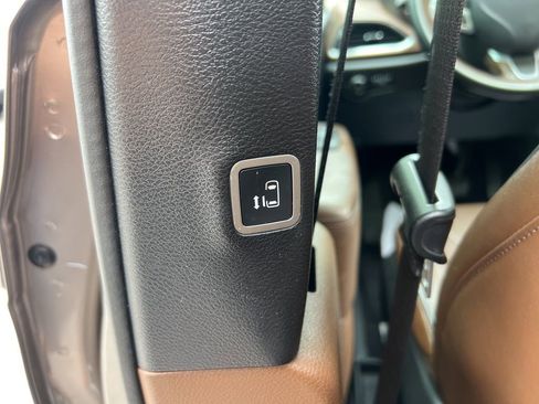 Used 2018 Chrysler Pacifica Limited w/ Tire & Wheel Group FWD image 34