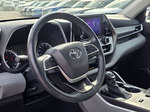 Used 2023 Toyota Highlander XLE image 14