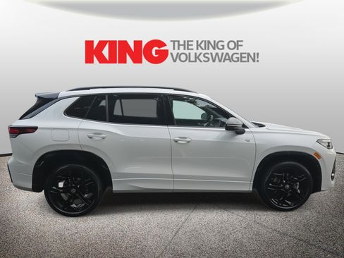 New 2025 Volkswagen Tiguan SE R-Line image 8