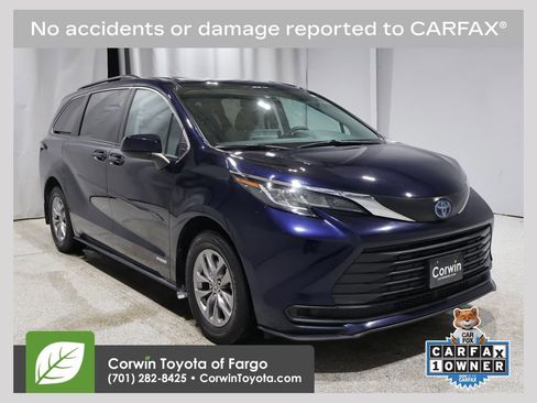 Used 2021 Toyota Sienna LE image 1