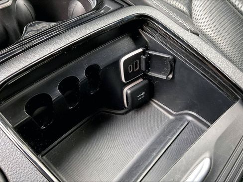 Used 2025 Chrysler Pacifica Limited FWD image 35