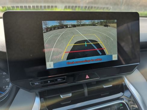 Used 2023 Toyota Venza XLE image 19