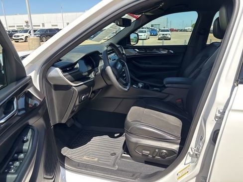 Used 2023 Jeep Grand Cherokee Altitude AWD/4WD image 8