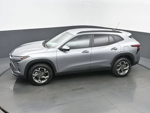 Used 2025 Chevrolet Trax LT w/ LT Convenience Package FWD image 37