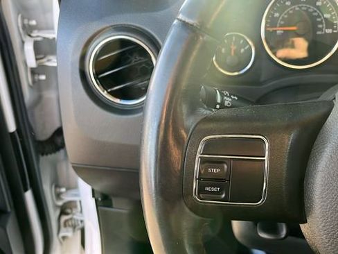 Used 2014 Jeep Compass Latitude image 8