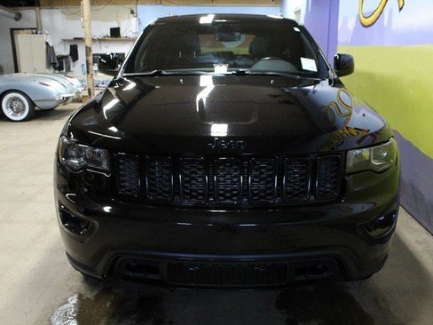 Used 2019 Jeep Grand Cherokee Laredo image 3