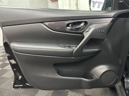 Used 2018 Nissan Rogue SV w/ Premium Package image 17