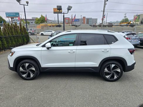 Used 2025 Volkswagen Taos SE AWD/4WD image 6