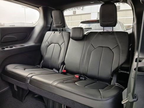 New 2026 Chrysler Pacifica Select image 13