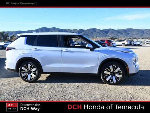 Used 2025 Mitsubishi Outlander SE image 5