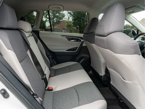 Used 2024 Toyota RAV4 XLE AWD/4WD image 16
