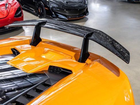 Used 2018 Lamborghini Huracan Performante AWD/4WD image 23