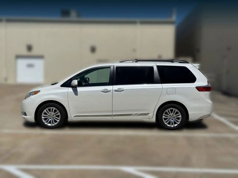 Used 2017 Toyota Sienna XLE w/ XLE Navigation Package image 5