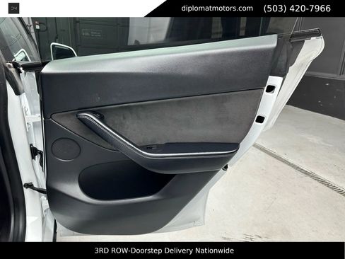 Used 2022 Tesla Model Y Long Range image 30