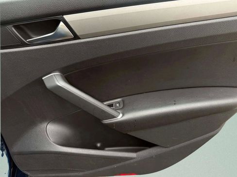 Used 2022 Volkswagen Passat 2.0T SE image 12