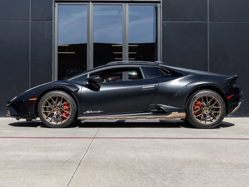 Used 2024 Lamborghini Huracan Sterrato image 9