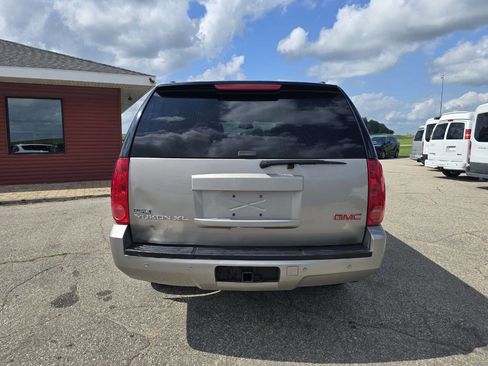 Used 2007 GMC Yukon XL SLT w/ SLT Preferred Equipment Group image 4