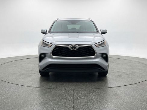 Used 2025 Toyota Highlander LE image 2