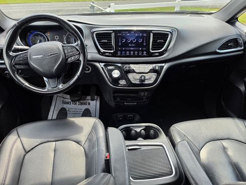 Used 2019 Chrysler Pacifica Touring-L Plus w/ Advanced Safetytec Group FWD image 9