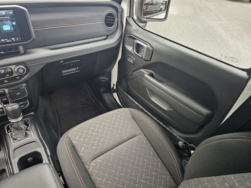 Used 2025 Jeep Gladiator Mojave w/ Technology Group AWD/4WD image 18