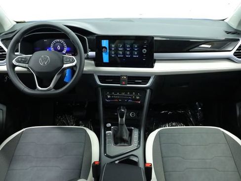 New 2025 Volkswagen Taos SE w/ Panoramic Sunroof Package image 11