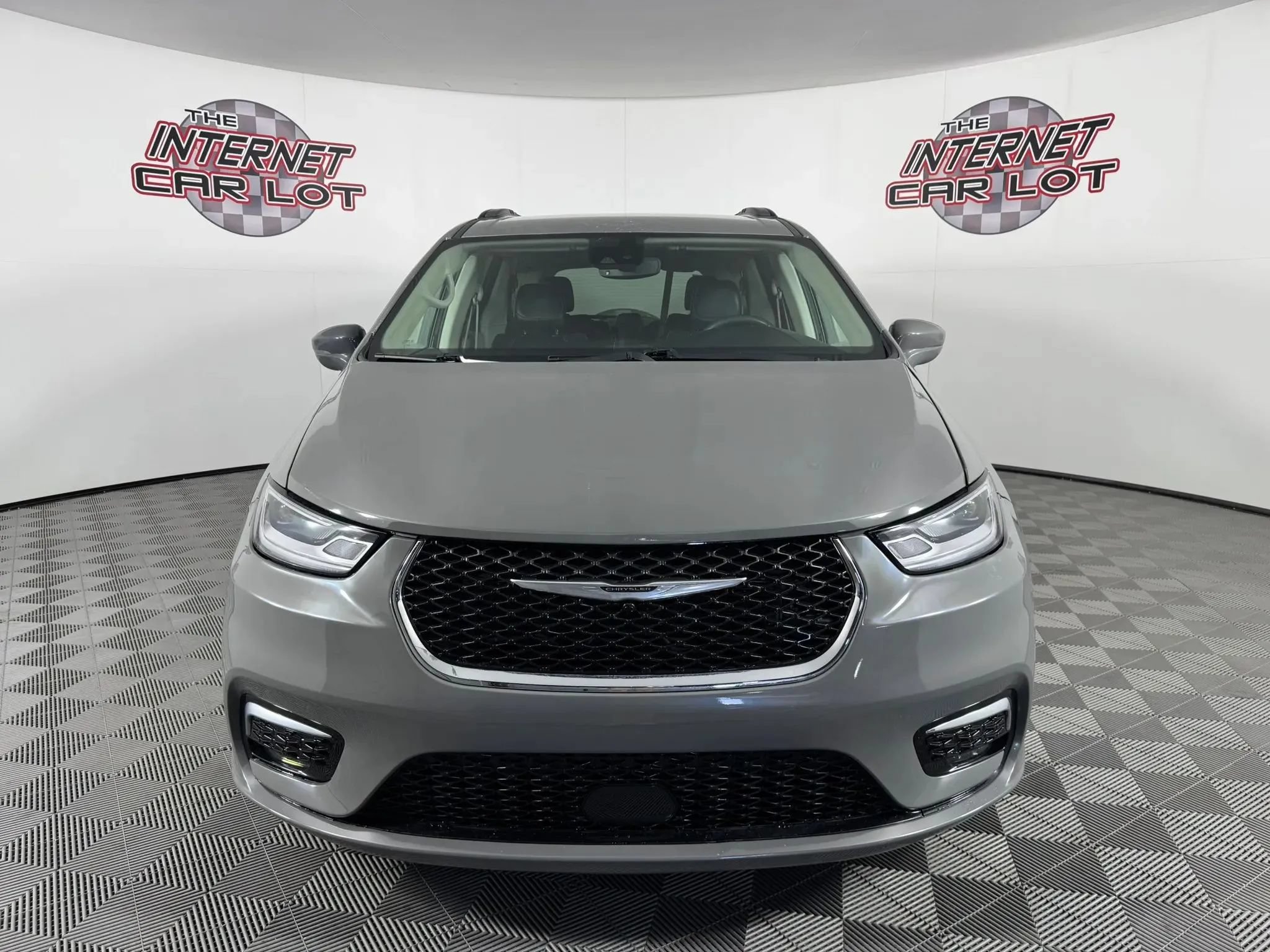 Used 2022 Chrysler Pacifica Touring-L FWD image 2