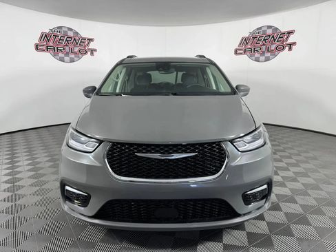Used 2022 Chrysler Pacifica Touring-L FWD image 2
