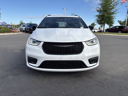 Certified 2025 Chrysler Pacifica Limited FWD image 3