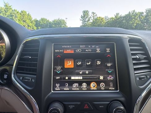 Used 2017 Jeep Grand Cherokee Limited AWD/4WD image 18