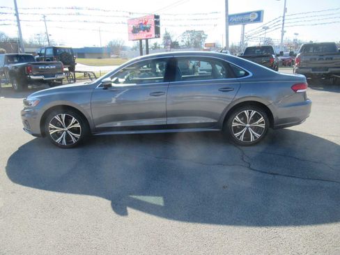 Used 2021 Volkswagen Passat 2.0T SE image 2