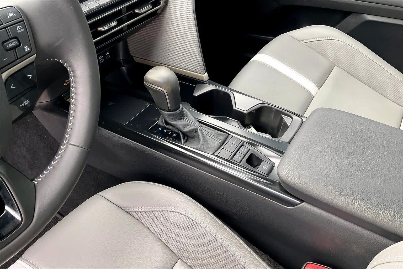 Used 2025 Toyota Camry SE w/ Convenience Package FWD image 16