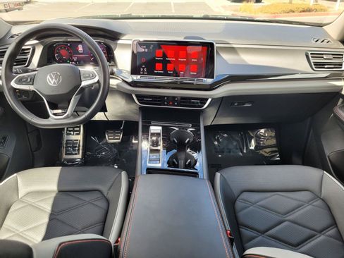Certified 2025 Volkswagen Atlas Peak Edition SE AWD/4WD image 18