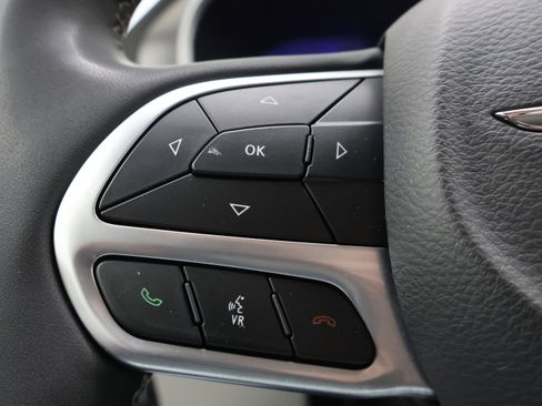 Used 2024 Chrysler Pacifica Touring-L FWD image 16