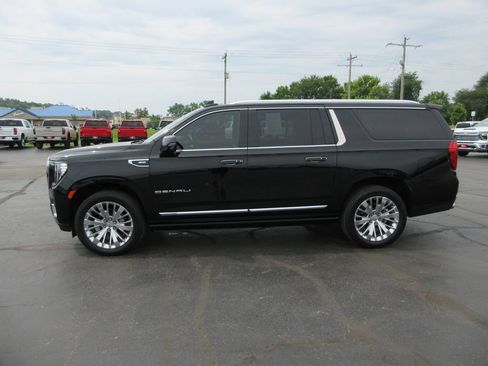 Certified 2021 GMC Yukon XL Denali w/ Denali Premium Package AWD/4WD image 11